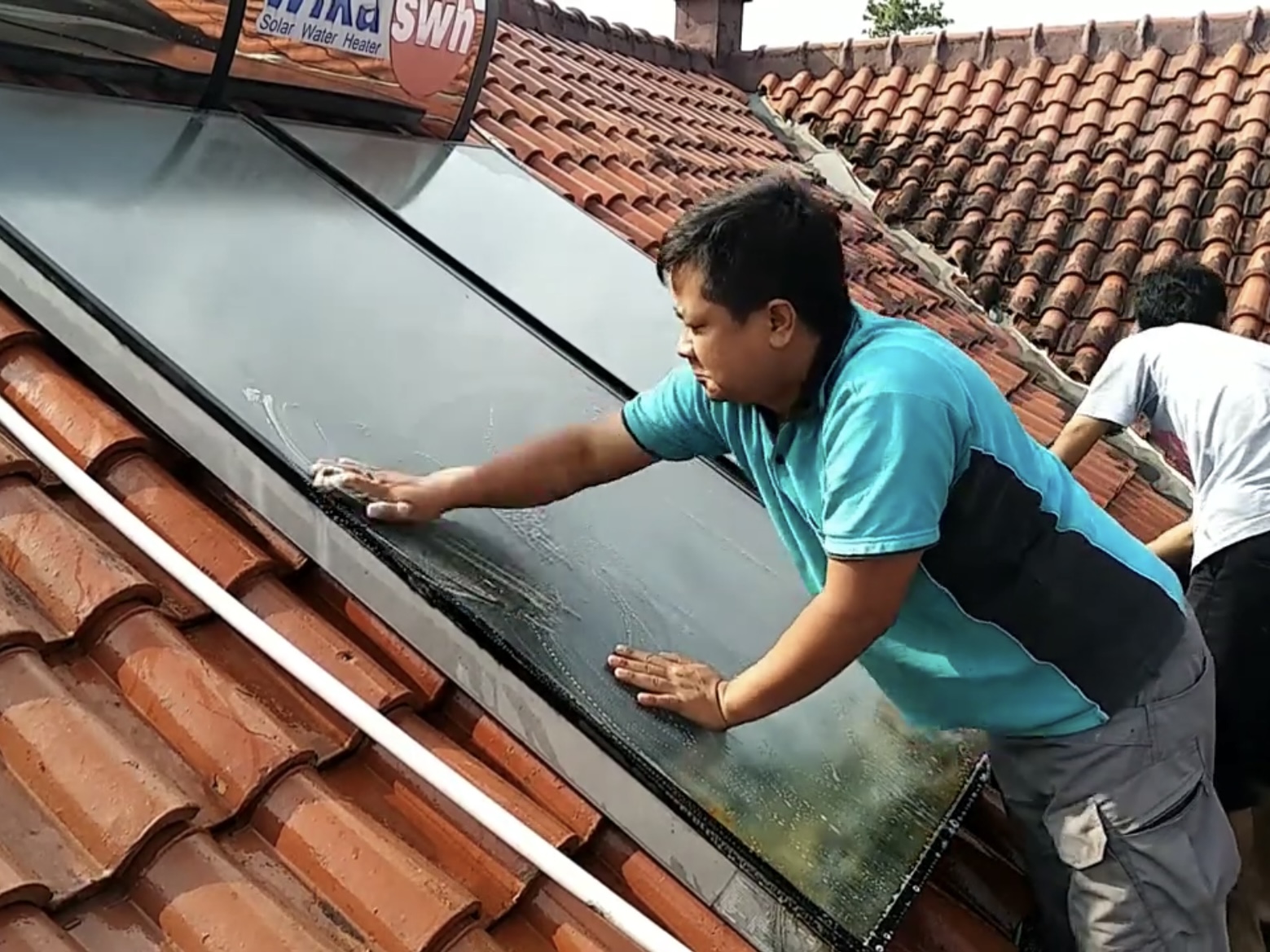 Pembersihan Tangki dan Panel Kolektor